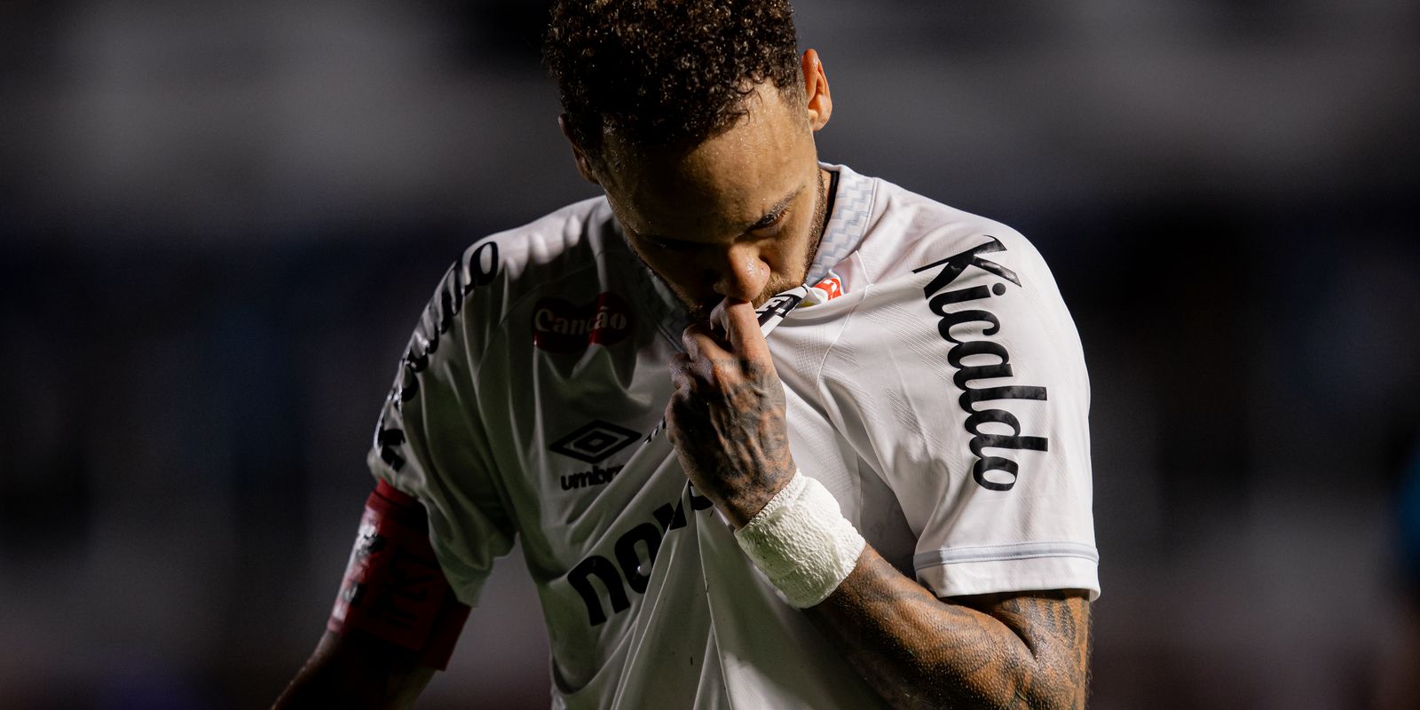 Neymar brilha e Santos vence primeira no Campeonato Brasileiro