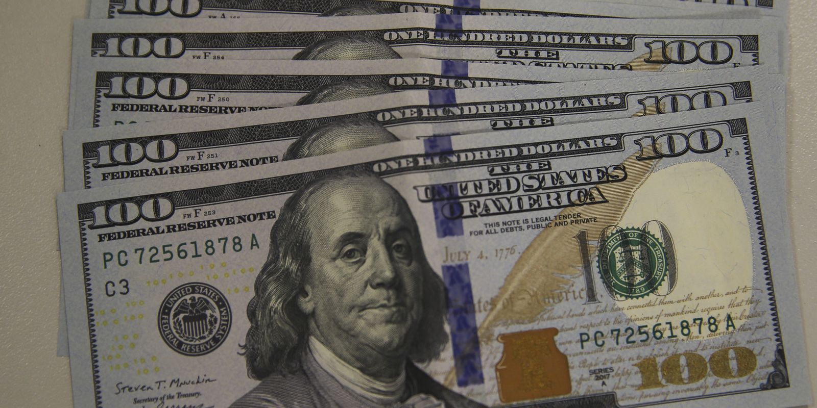 Dólar cai para R$ 5,24 em dia de correção no mercado