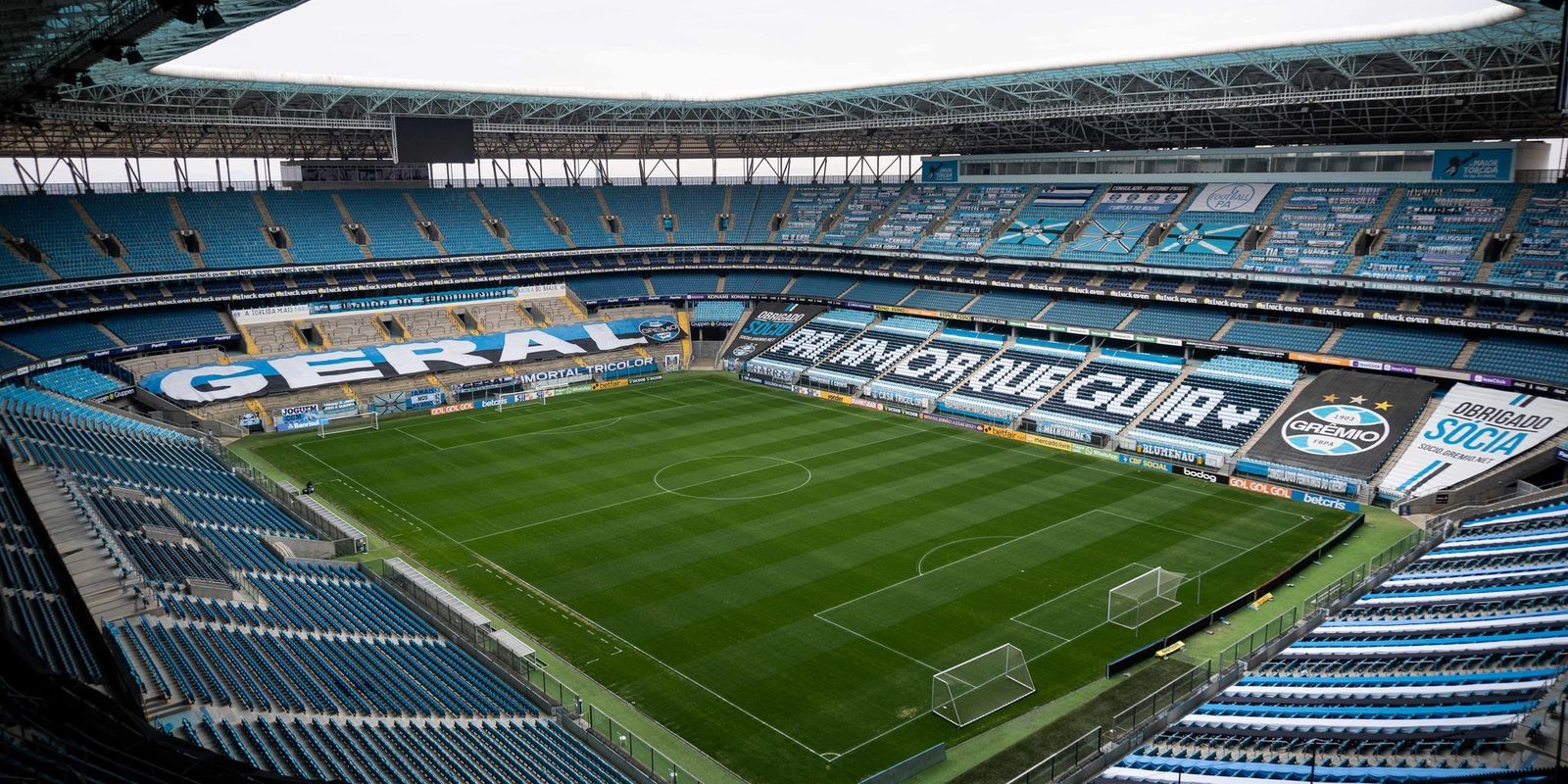 Grêmio faz 3 a 0 no Inter e está com uma mão na taça do Gauchão