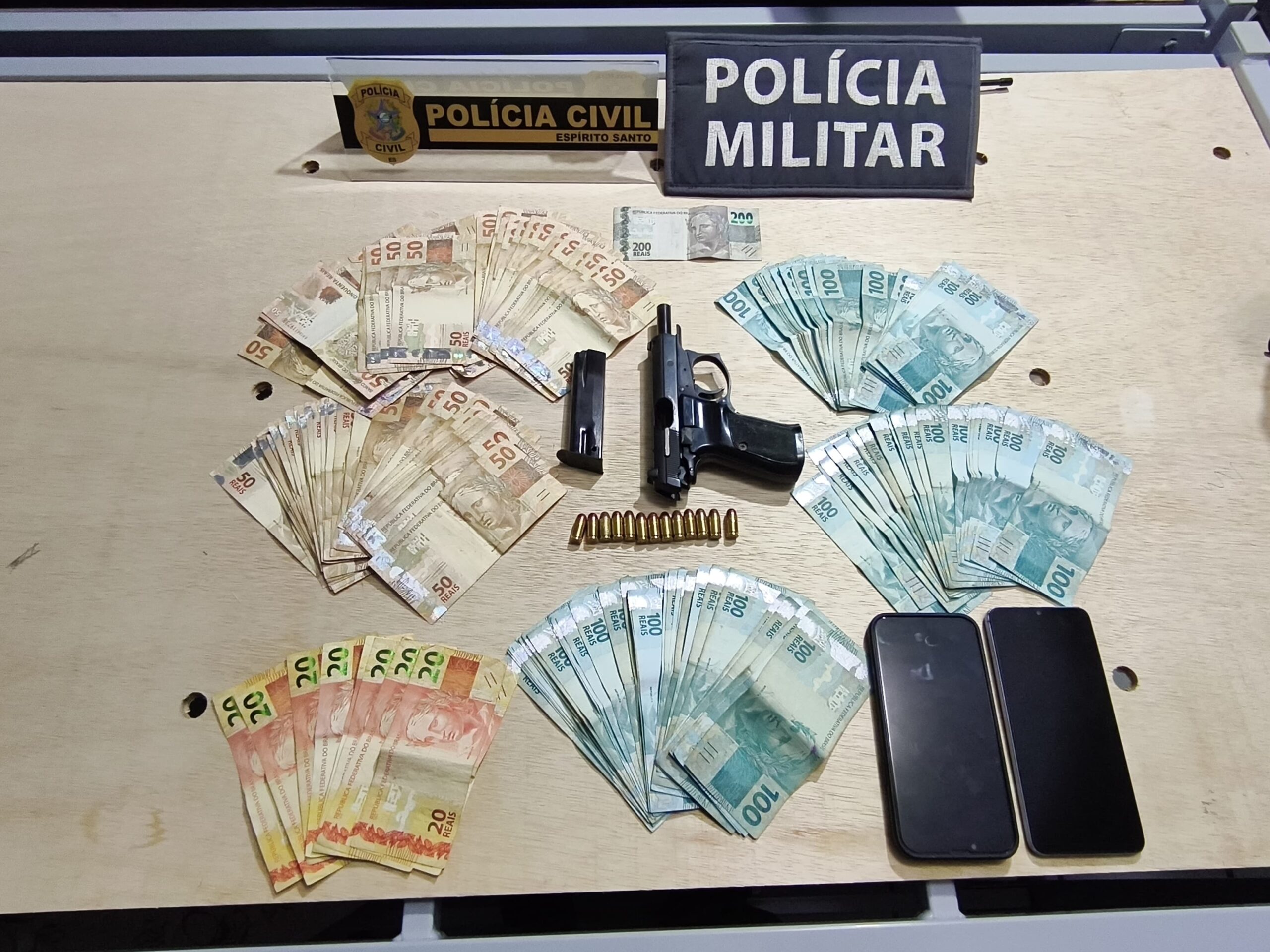 Suspeito de ser "peça importante" do tráfico é preso com R$ 12,5 mil em dinheiro vivo em Vila Valéiro