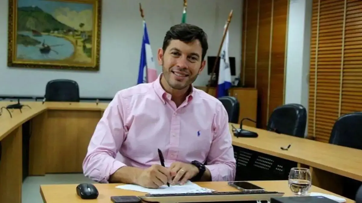 Arnaldinho Borgo em evento público; decisão de permanecer na prefeitura