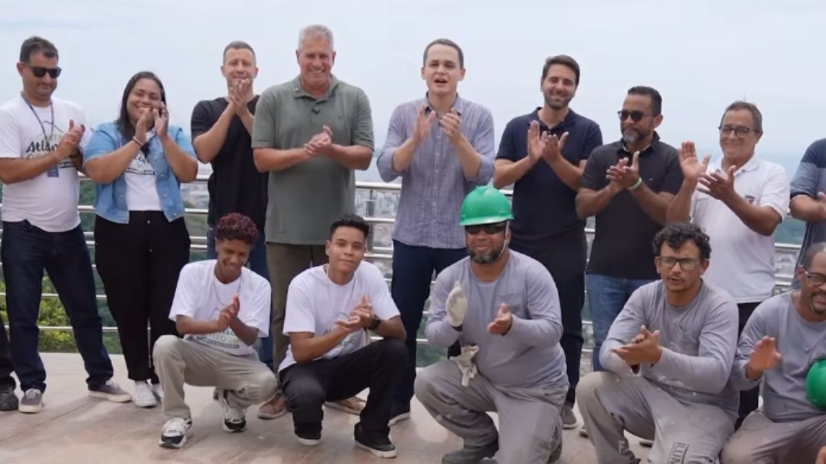 Grupo com prefeito e trabalhadores durante entrega do mirante revitalizado