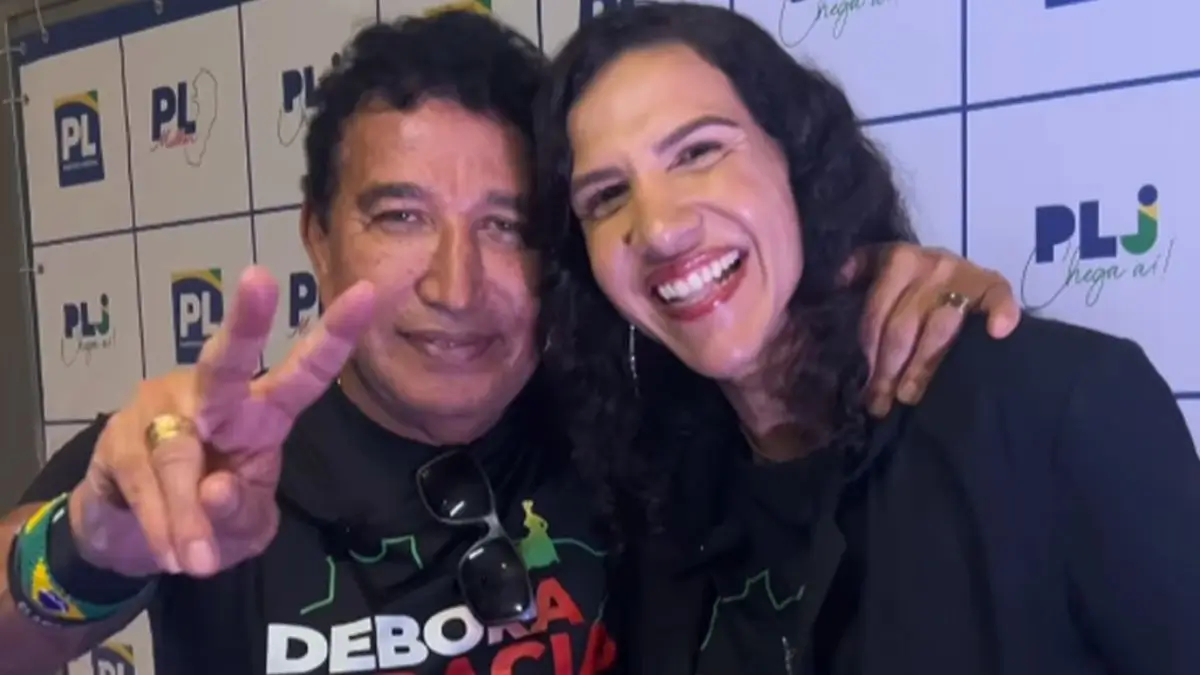 Maguinha Malta em evento político com apoiador em ambiente partidário