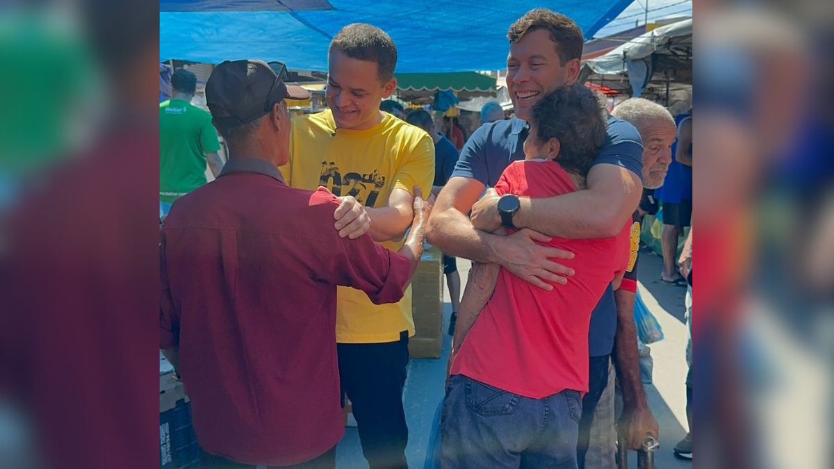 Prefeitos cumprimentam feirantes durante visita à feira de Aribiri