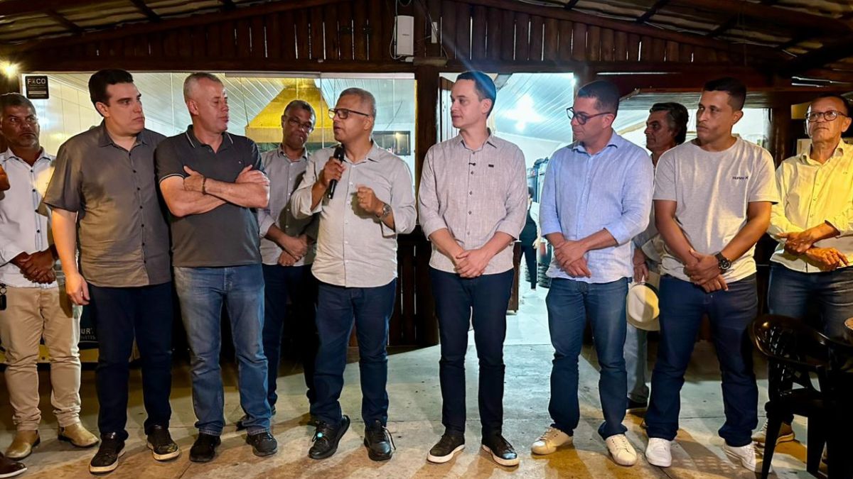 Lideranças políticas reunidas em evento com Evair, Pazolini e Musso em Montanha