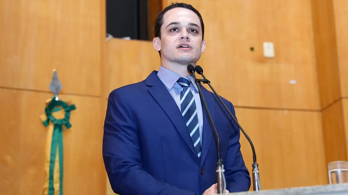 Lorenzo Pazolini discursando em tribuna; contexto de pesquisa eleitoral no Espírito Santo