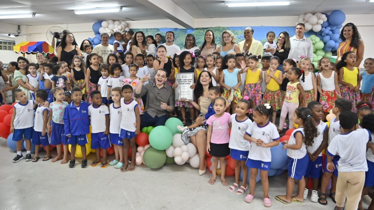 Prefeito e comunidade escolar durante entrega da reforma do CMEI em Vitória