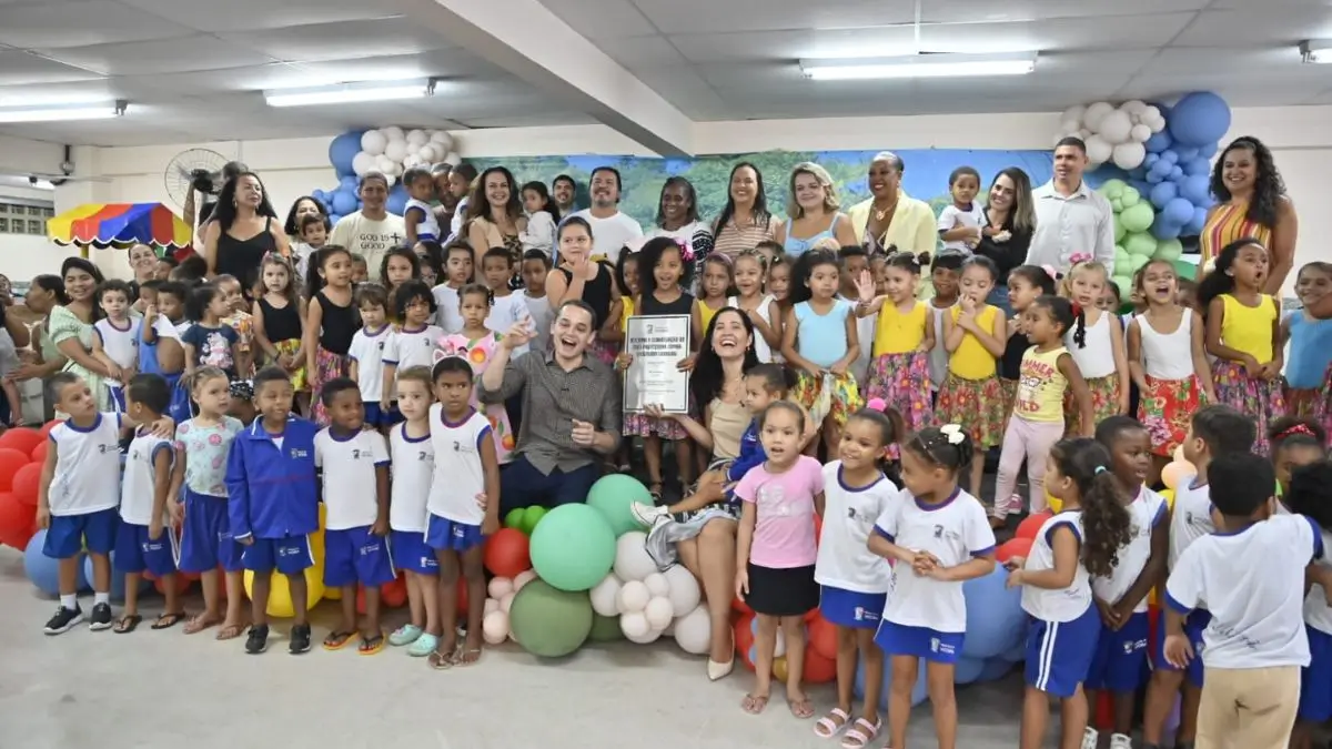 prefeito, educadores e crianças durante entrega da reforma do CMEI Sophia