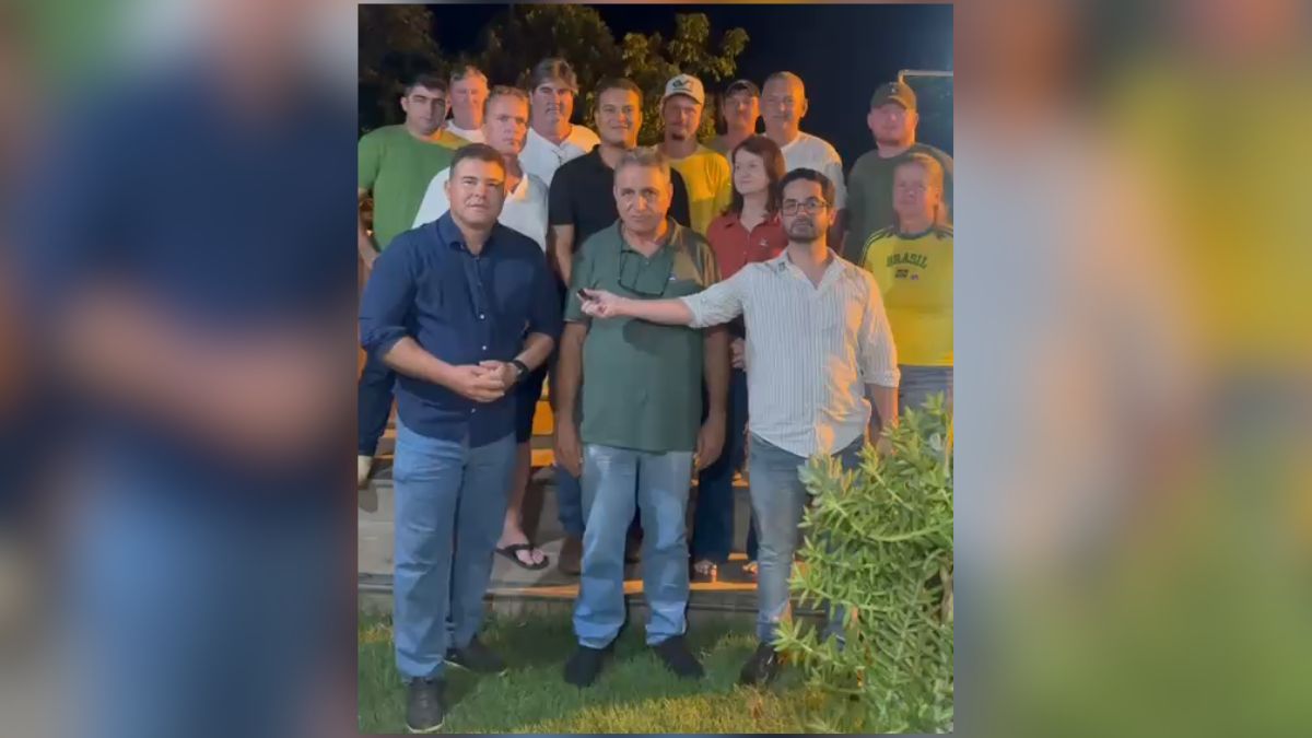 Dr. Vitor Lousada com lideranças políticas durante reunião em Vila Valério