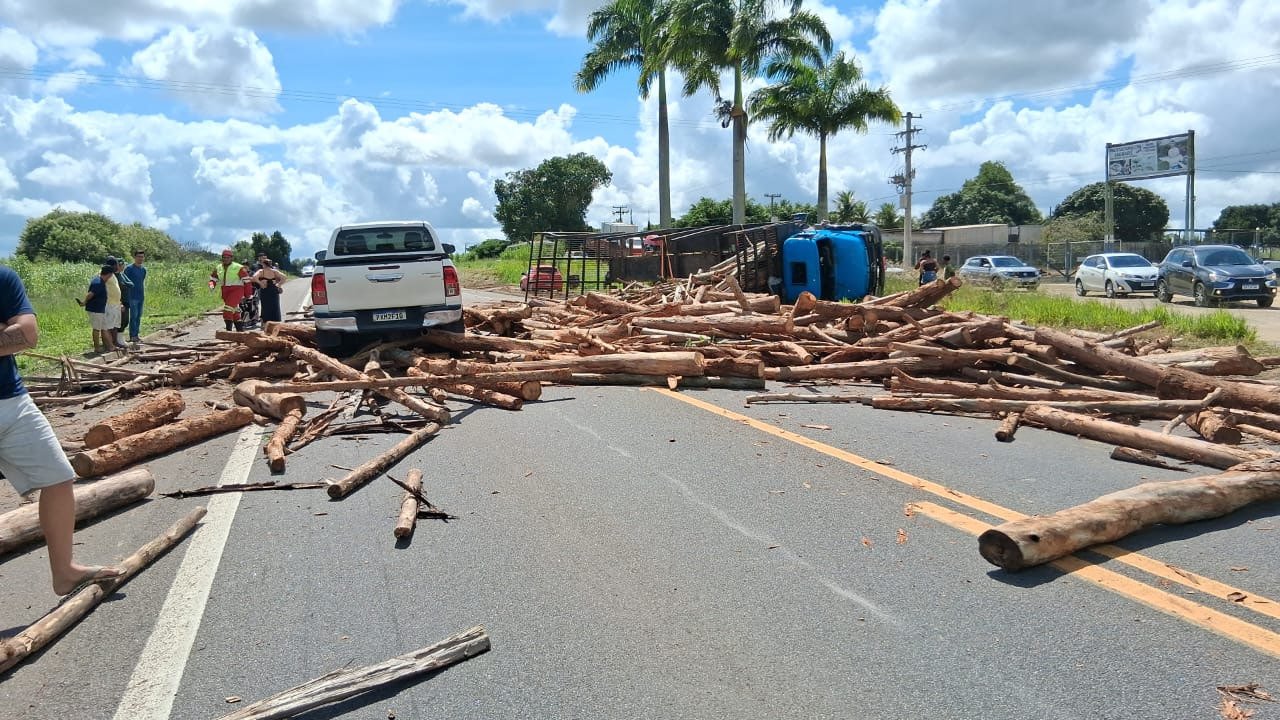 Caminhão com carga de eucalipto tomba e interdita BR 101 em Jaguaré; acompanhe