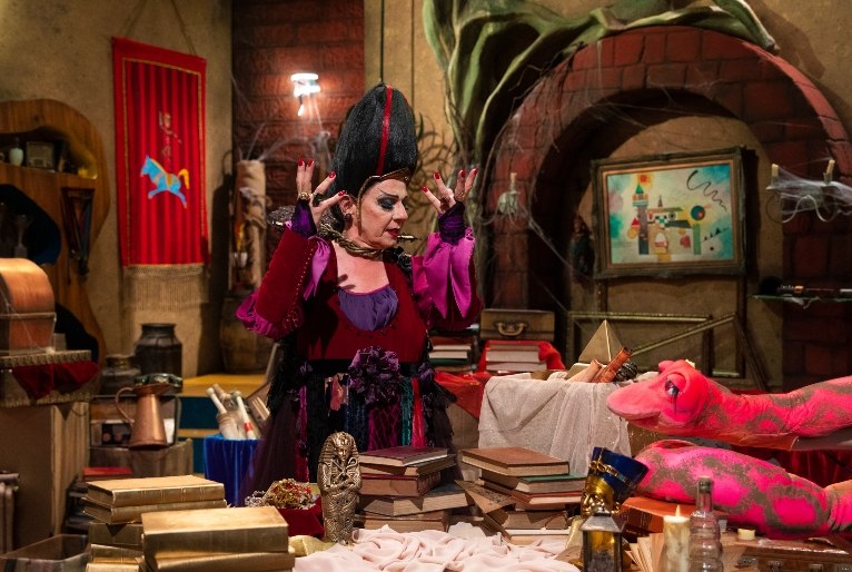 Morgana e Celeste relembram a batalha de Siegfried contra o Dragão; assista