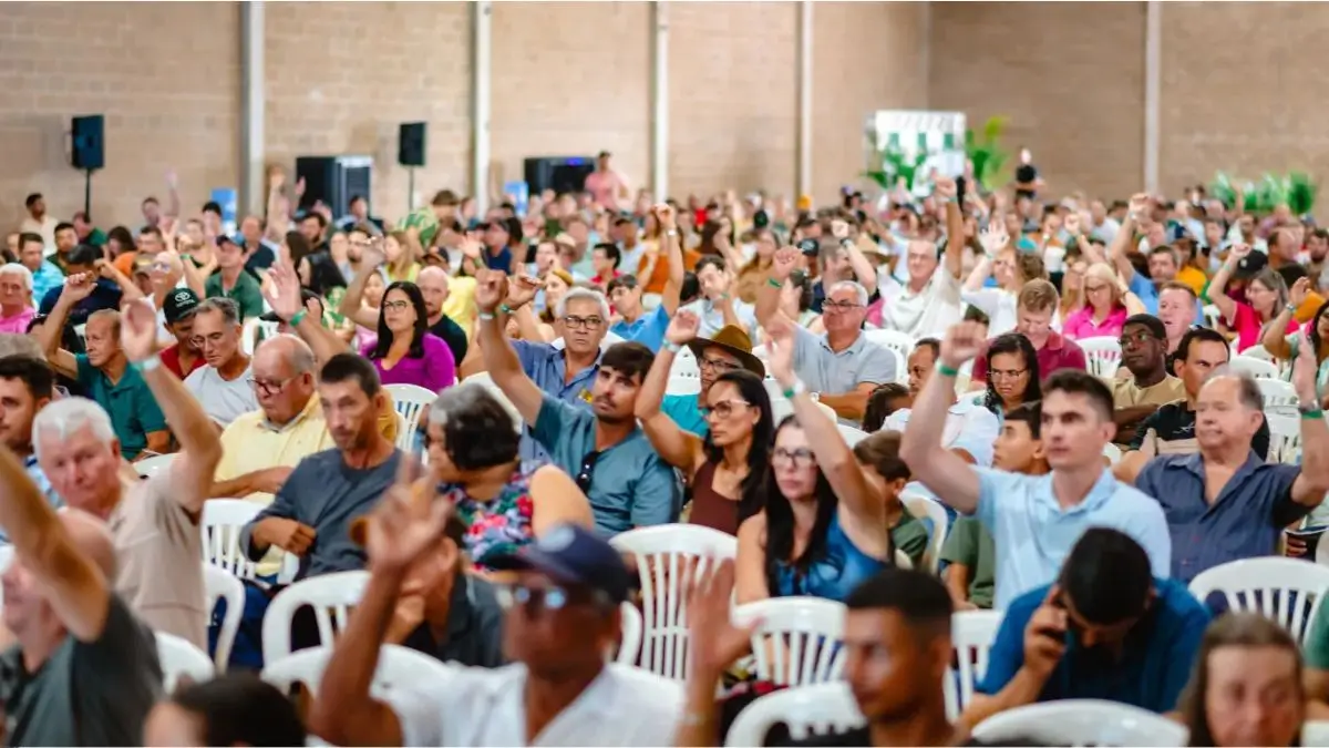 Cooperados em assembleia da Cooabriel durante votação coletiva