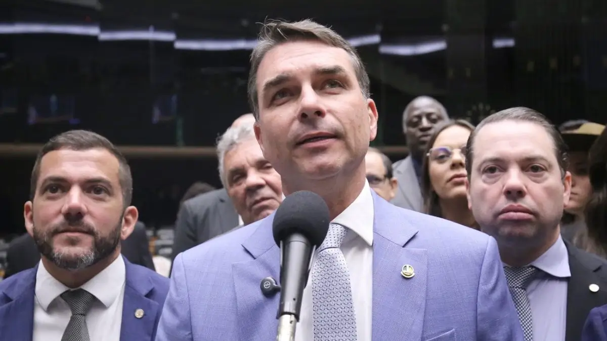 Flávio Bolsonaro em coletiva após votação da dosimetria no Congresso