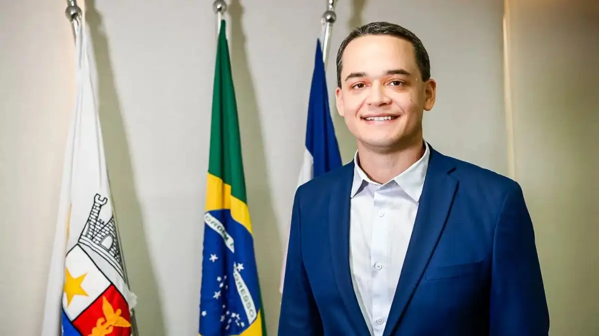 Lorenzo Pazolini em retrato oficial; pesquisa eleitoral ES 2026