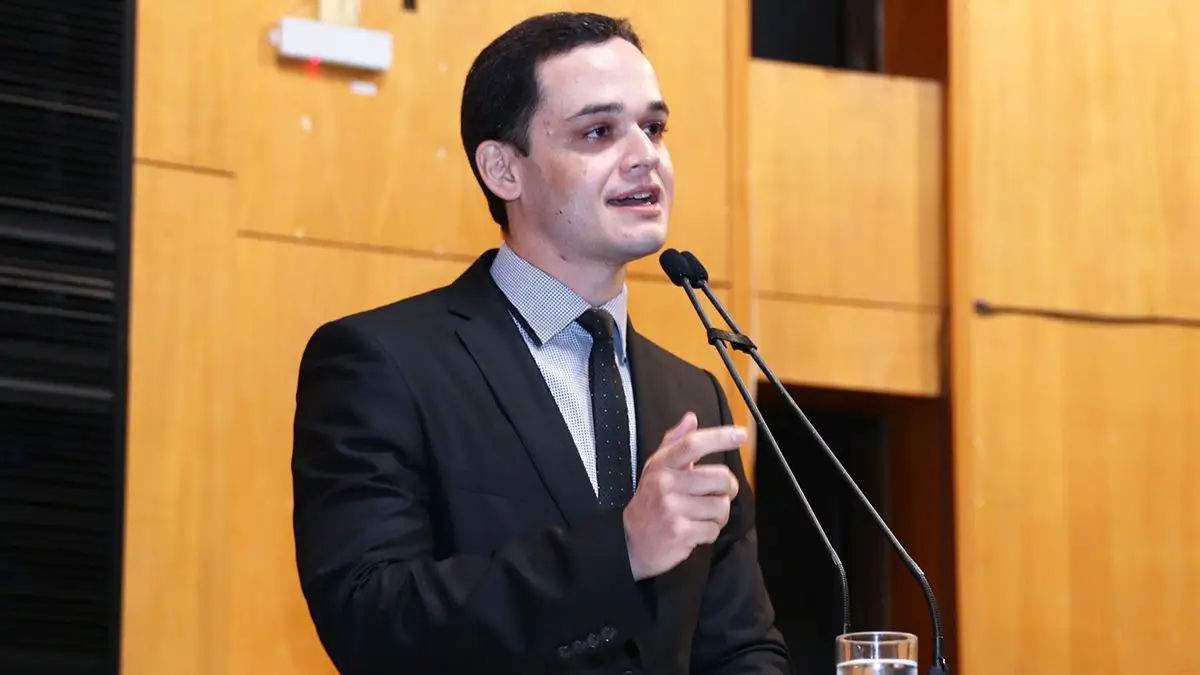 Prefeito Lorenzo Pazolini discursando em evento oficial sobre saída da prefeitura