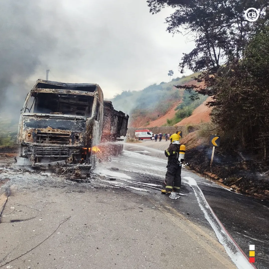 Mulher morre em acidente entre moto e caminhão que pegou fogo em rodovia de Itaguaçu