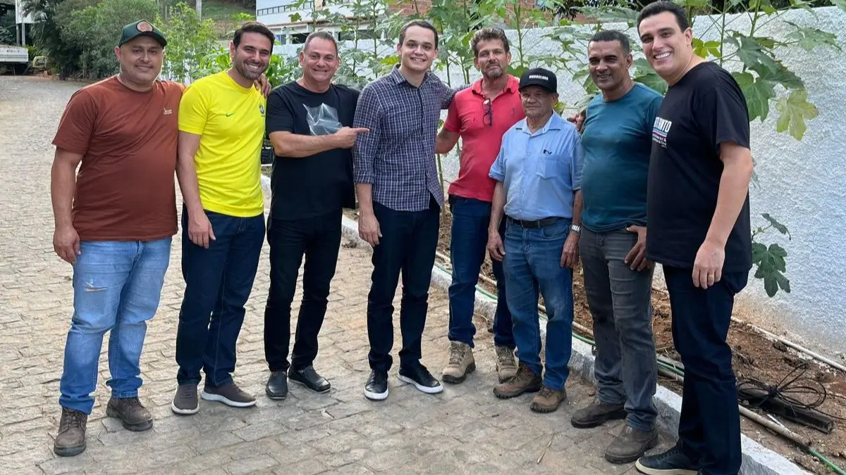 Pazolini e Erick Musso durante agenda com moradores em Cachoeiro