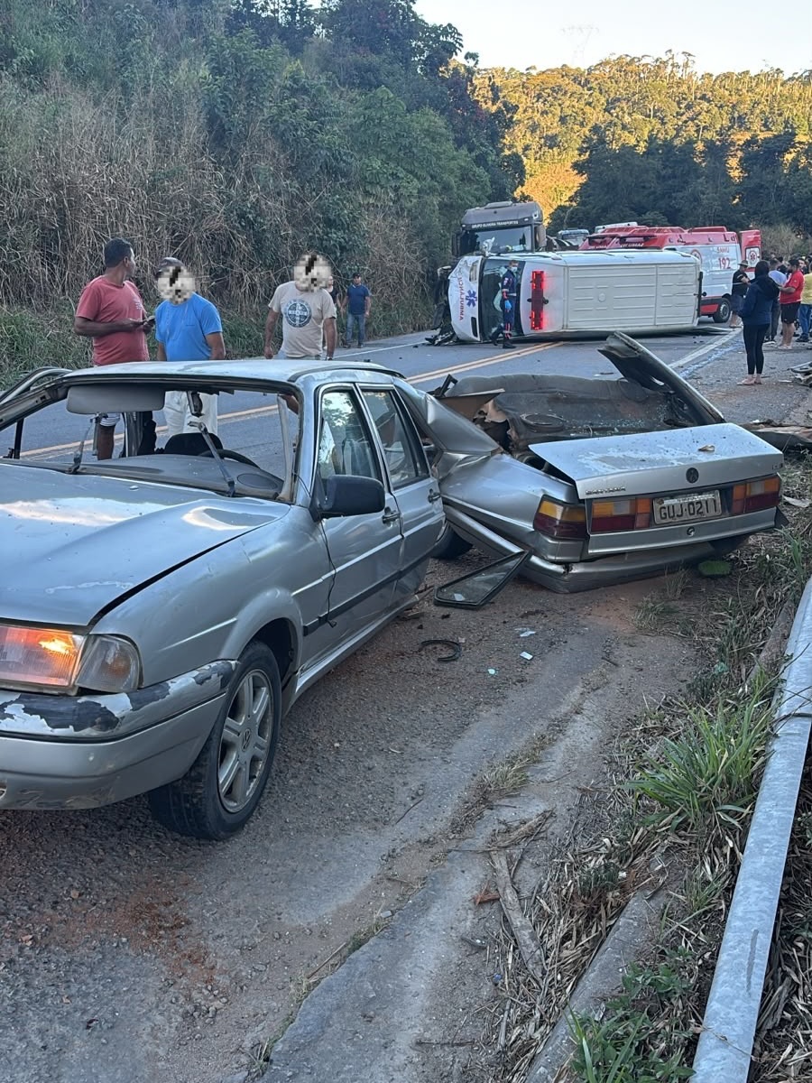 Bebê de 11 meses morre após acidente entre ambulância e carro na BR 262 no ES