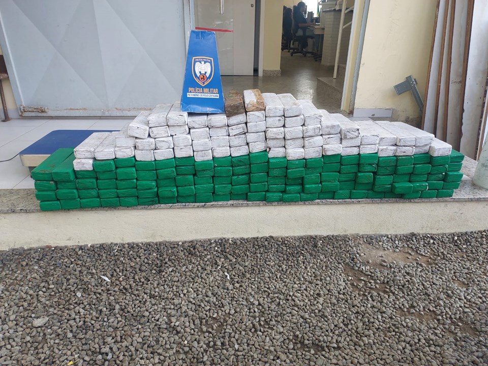 Homem é preso com mais de 160 quilos de maconha em sacos de ração no Norte do ES