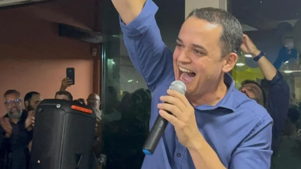 Pazolini discursa com microfone em evento político no ES
