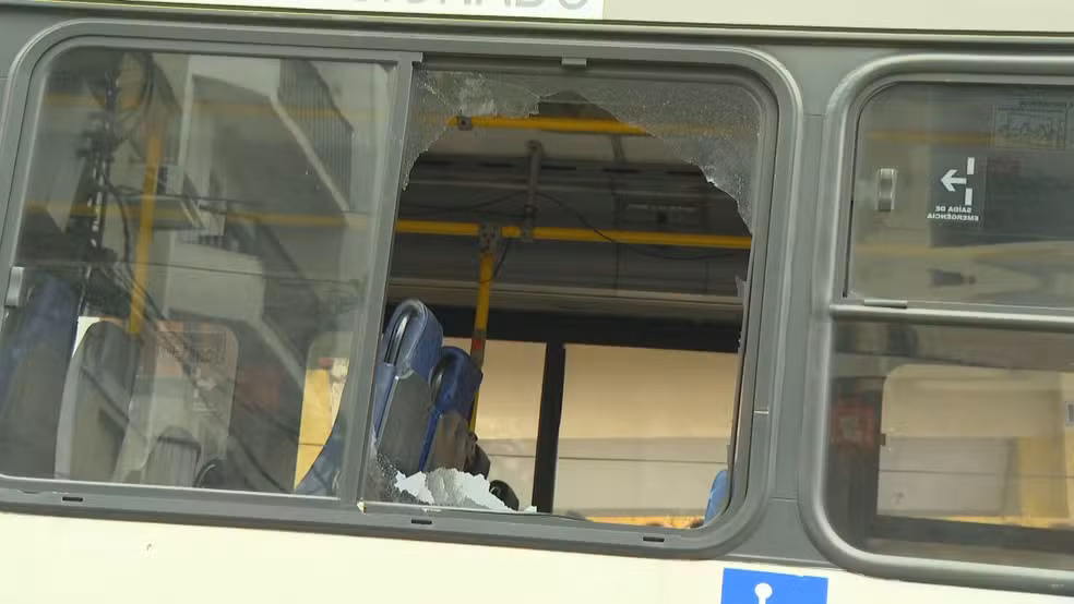 Mulher é atingida por tiro no pescoço dentro de ônibus após tiroteio no RJ – Portal Momento