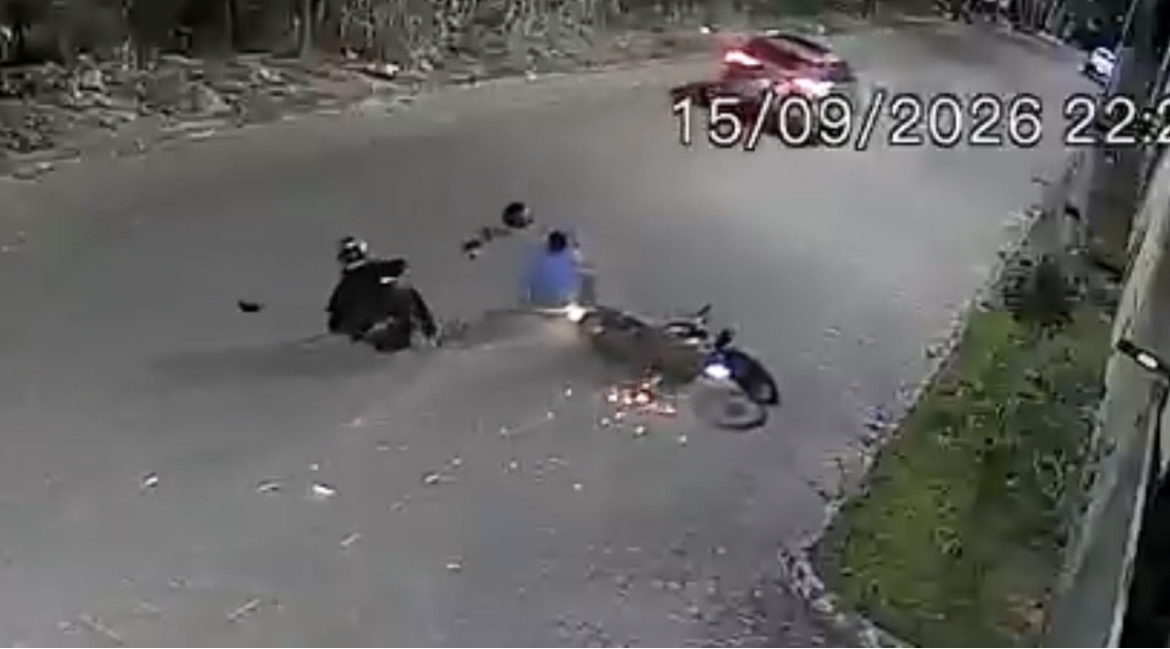 Dupla em moto roubada é derrubada por motorista durante tentativa de assalto em São Gabriel da Palha; veja vídeo