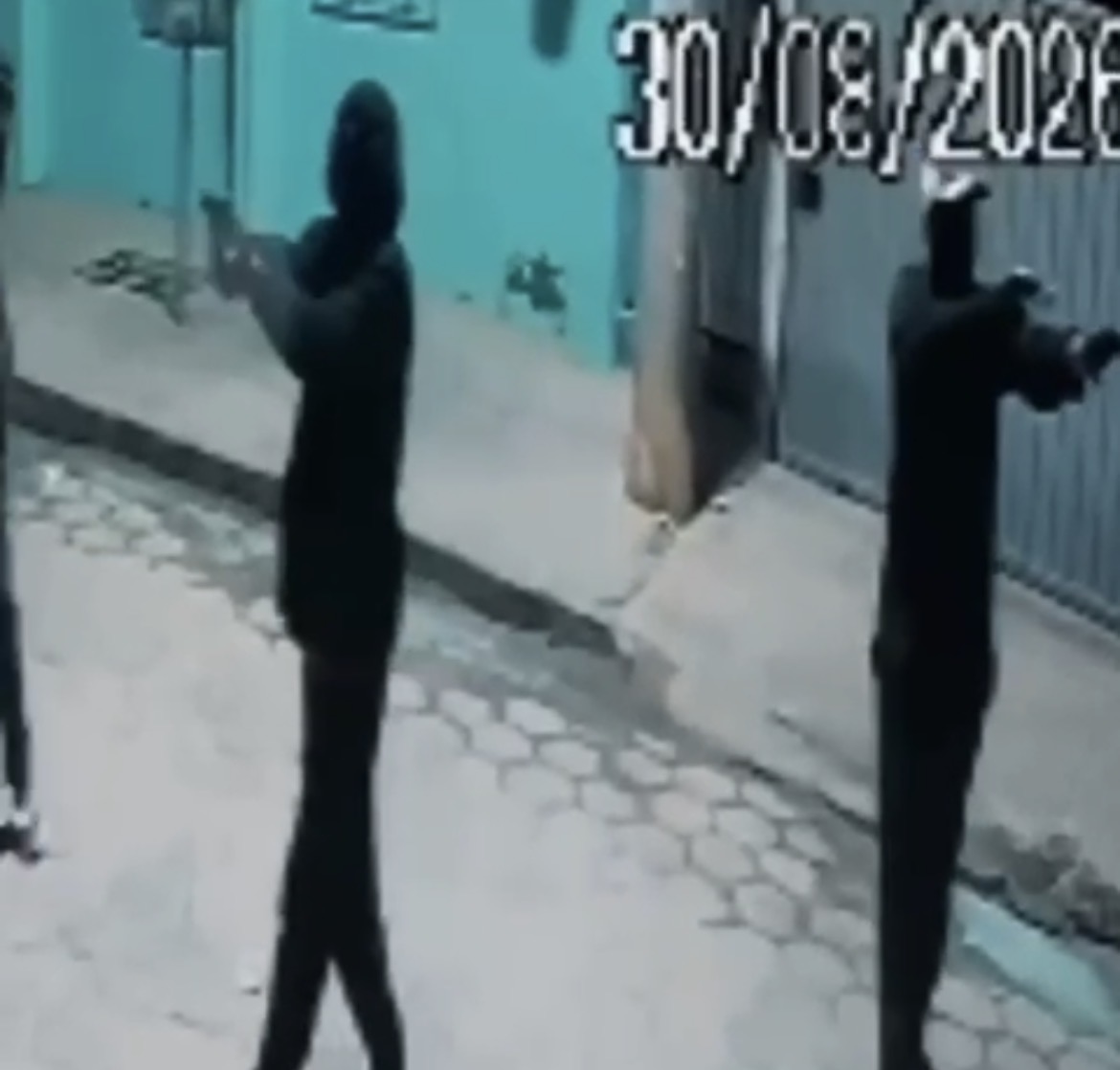 Homens encapuzados atiram contra açougue de família de sargento da PM em Jaguaré; veja vídeo