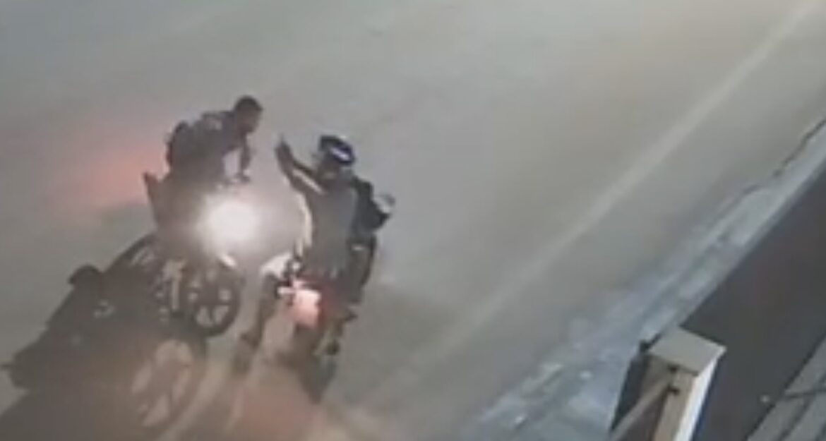 Jovem é assassinado a tiros após parar para conversar com homens de moto em Rio Bananal; veja vídeo