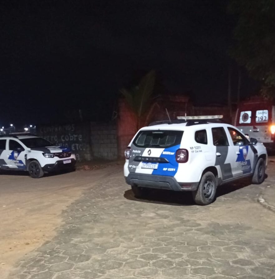Jovem é assassinado e companheira é baleada após casa ser invadida por mascarado em Ponto Belo