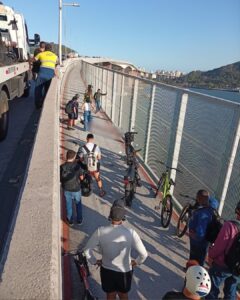 Motociclista morre após ser arremessado para a Ciclovia da Vida em acidente na Terceira Ponte