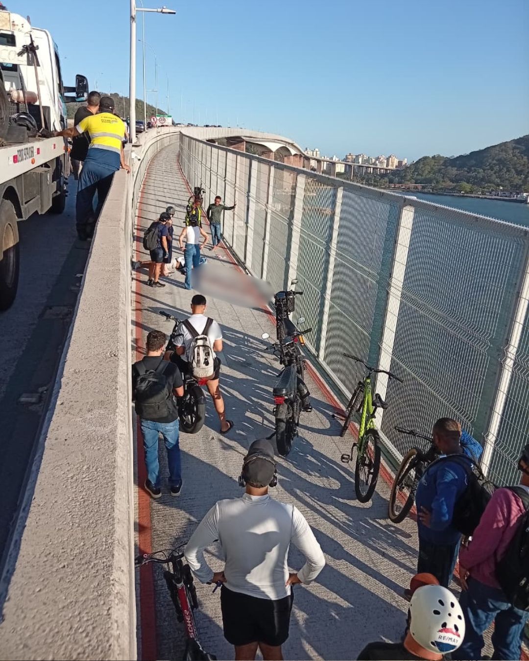 Motociclista morre após ser arremessado para a Ciclovia da Vida em acidente na Terceira Ponte
